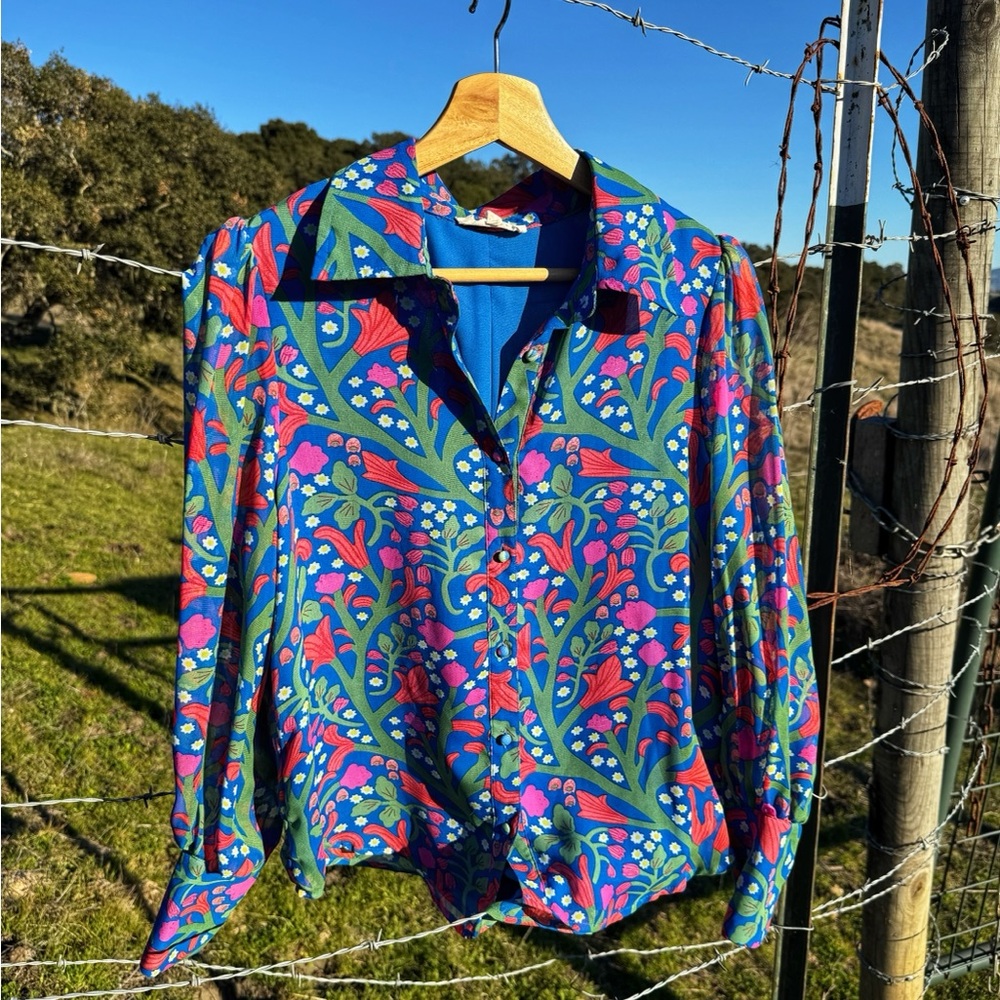 Lovely retro floral print long sleeve blouse. Size small